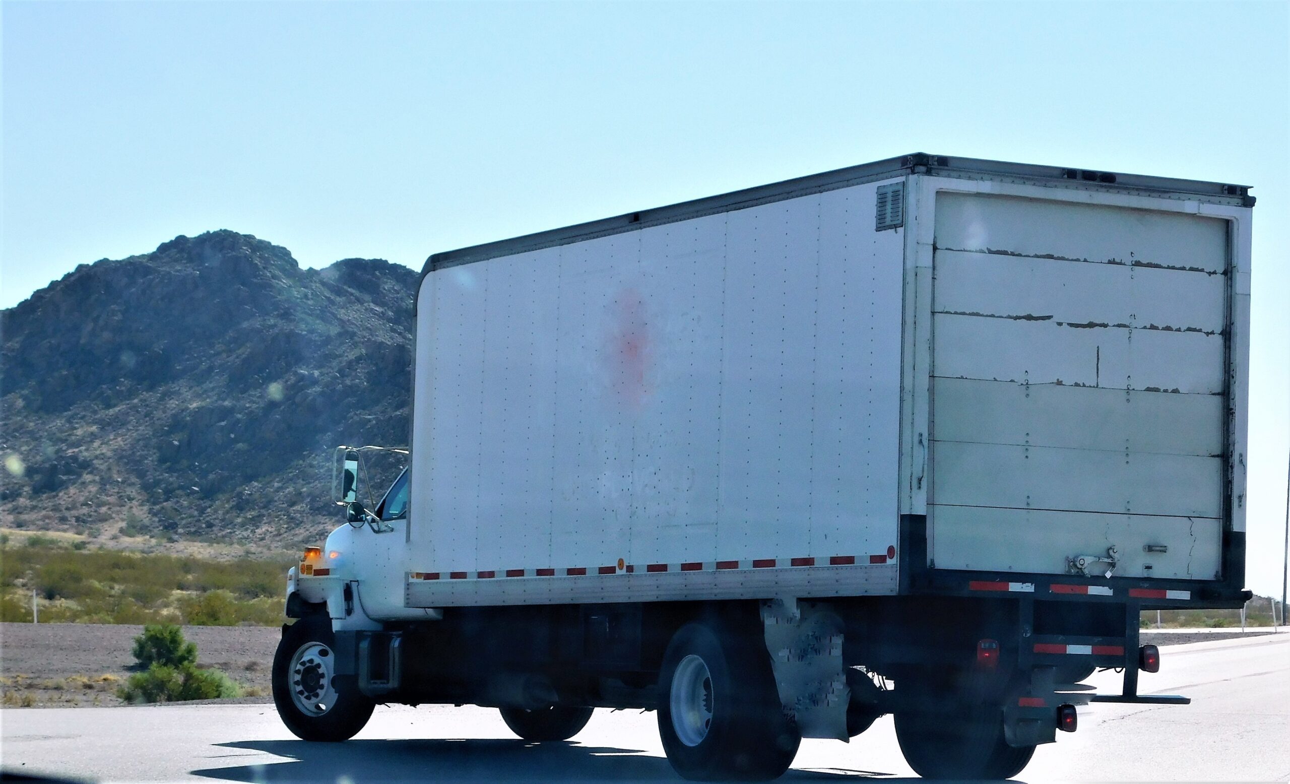 does a 16 foot moving truck fit in a driveway